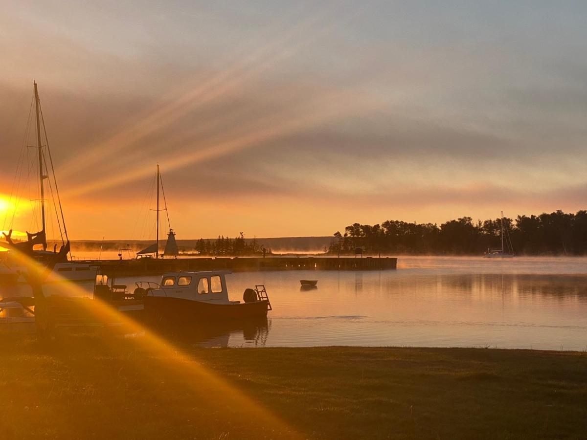 The Water'S Edge Inn & Gallery Baddeck Inlet Exteriör bild